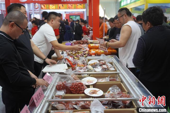 2023全球预制食材博览会吸引众多采购商、经销商洽谈合作。 韩章云 摄